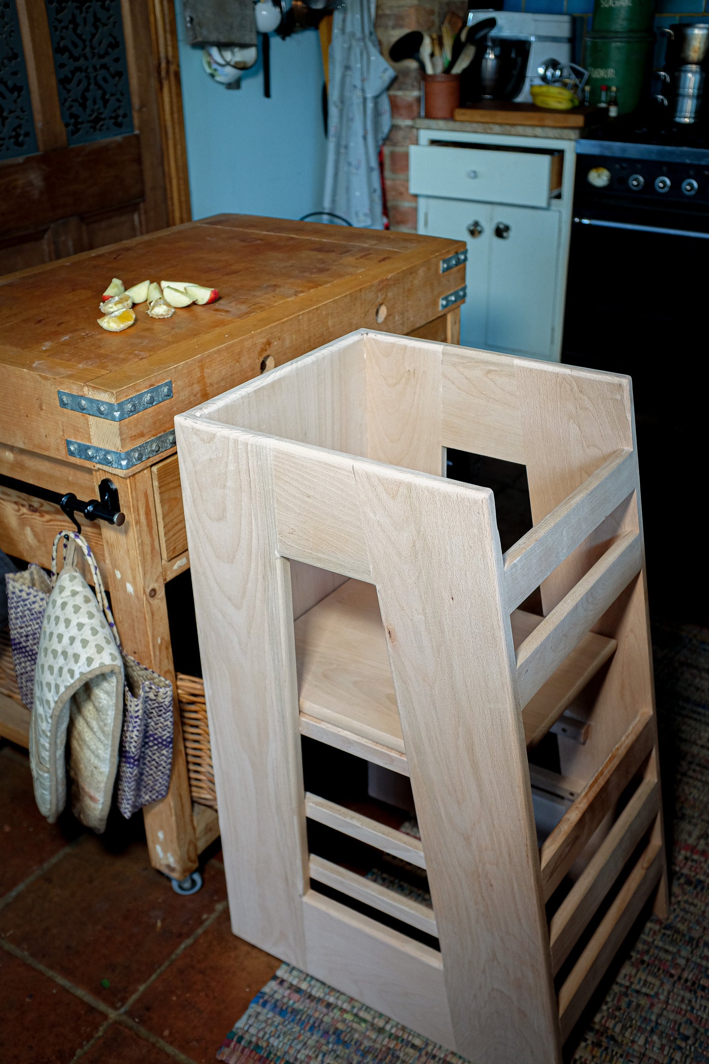 Montessori toddler tower step | Sous-chef stool | Learning Tower | Kitchen Helper | Beech hardwood.