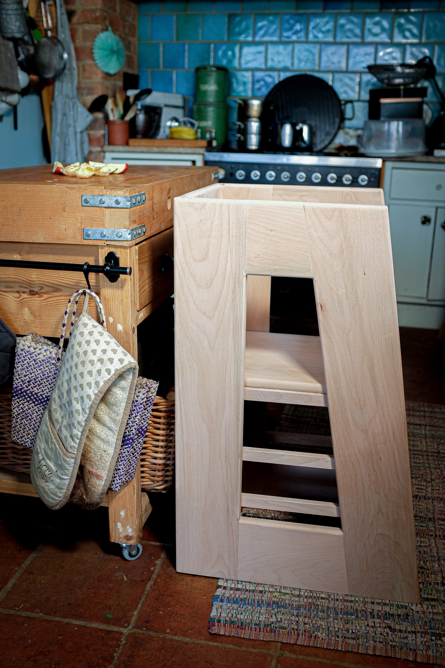 Montessori toddler tower step | Sous-chef stool | Learning Tower | Kitchen Helper | Beech hardwood.